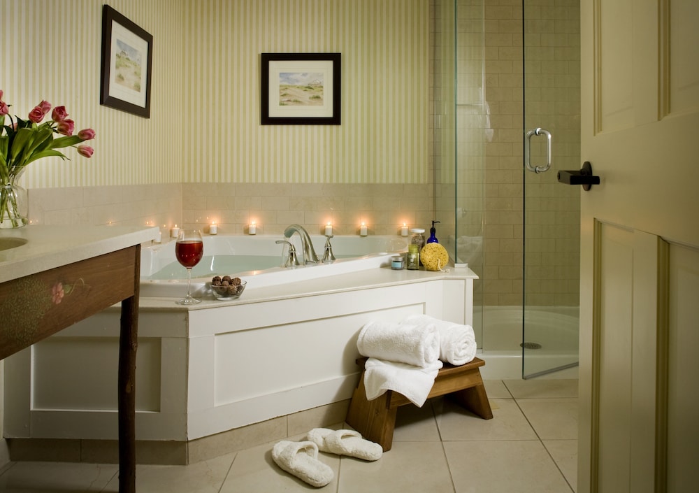 Superior Room, 1 King Bed, Jetted Tub, Lake View photo 2