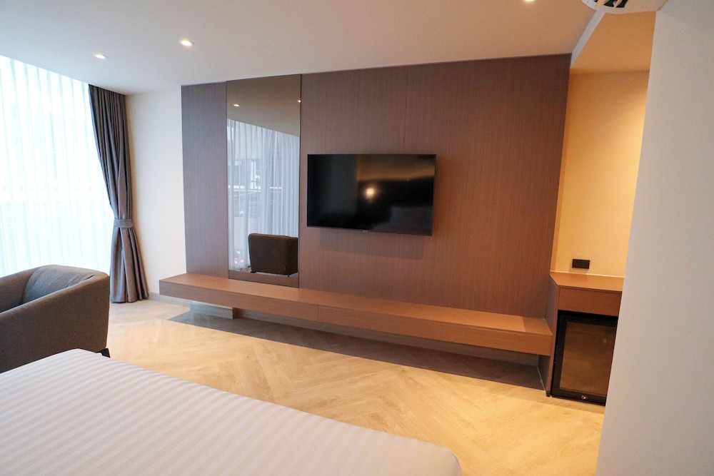 Deluxe Double Room, City View - Photo 2