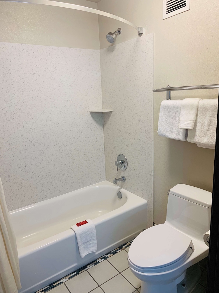 Standard Room, 2 Queen Beds, Non Smoking, Refrigerator & Microwave - Photo 3