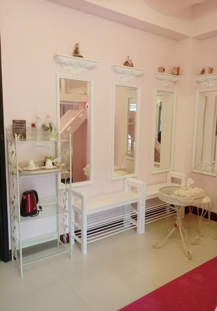 Quadruple Room (Pink Ballet) photo 2