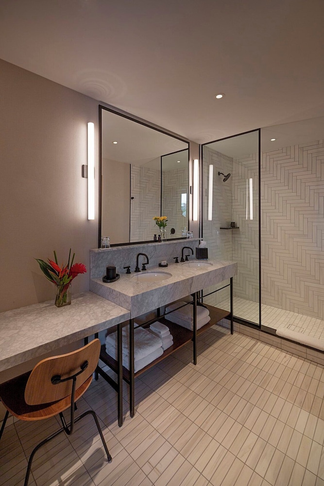 One Bedroom Balcony King Suite - Photo 4