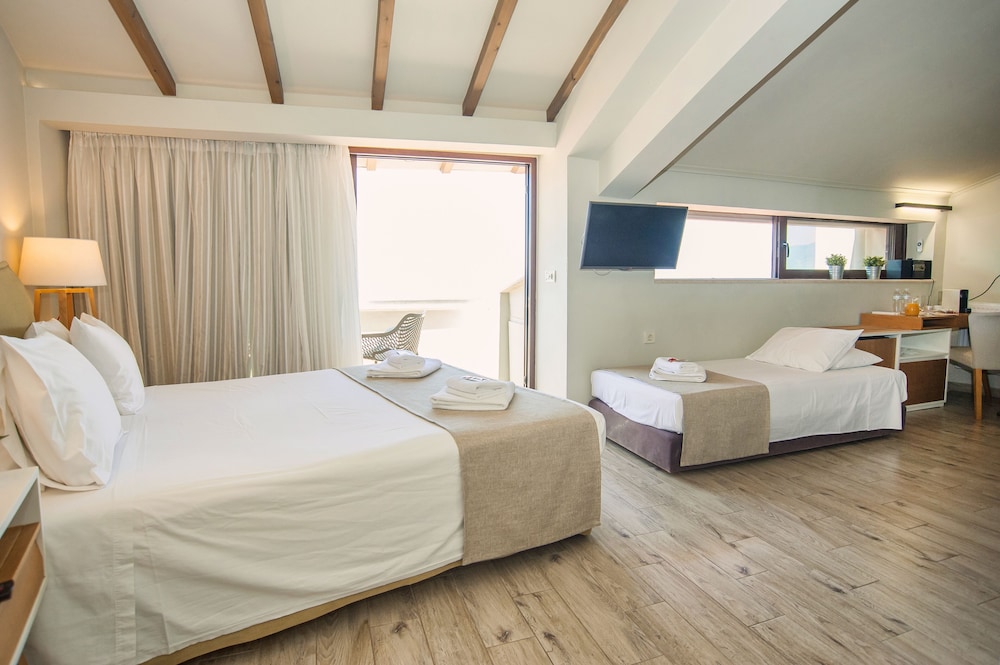 Junior Suite, Jetted Tub (Panoramic View) - Photo 12