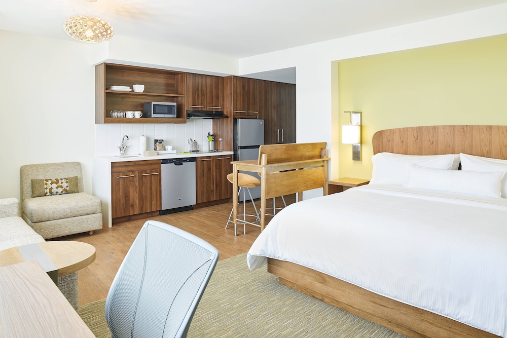Studio, 1 King Bed (Mobility/Hearing Access, Roll-in Shwr)