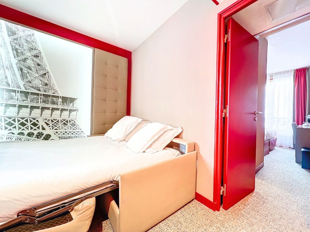 Family Room, 1 King Bed, Non Smoking (Twin bed on request) thumbnail 5