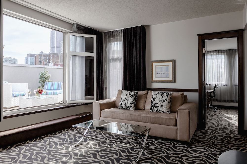 Superior Suite, 1 King Bed with Sofa bed (Penthouse Ville-Marie) photo 1