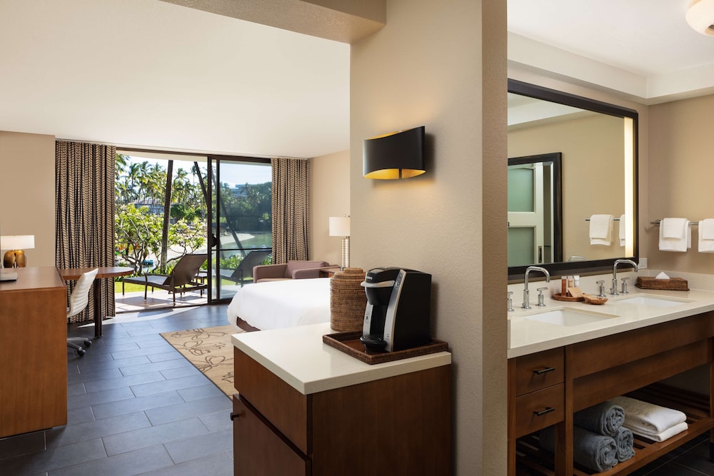 Makai Lanai Room, 2 Queen Beds, Garden View (Roll In Shower)
