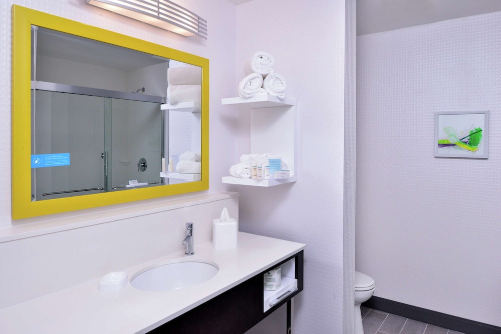 Studio, 1 King Bed, Refrigerator & Microwave (Wet Bar) photo 2