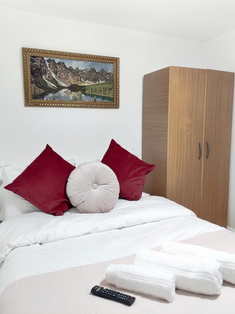 Basic Double Room, Shared Bathroom photo 1