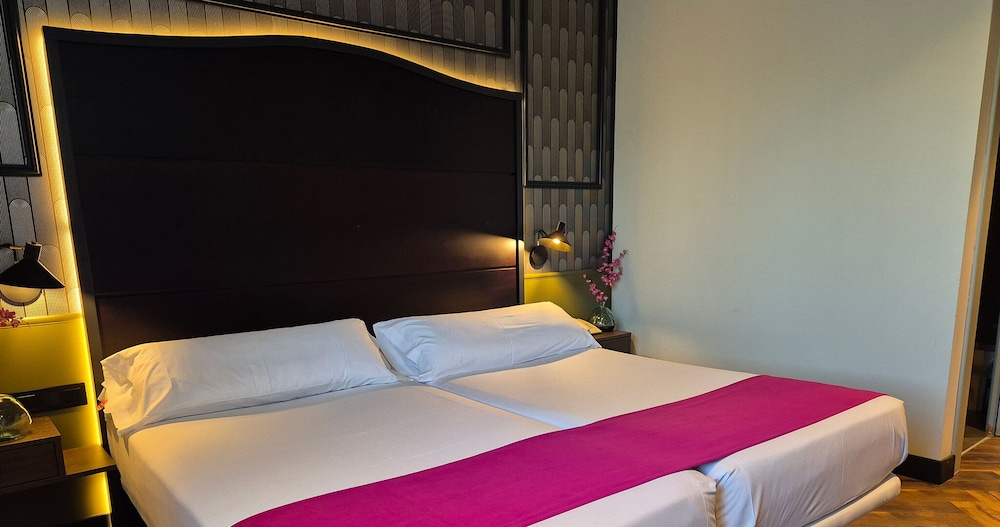 Standard Double Room - Photo 13