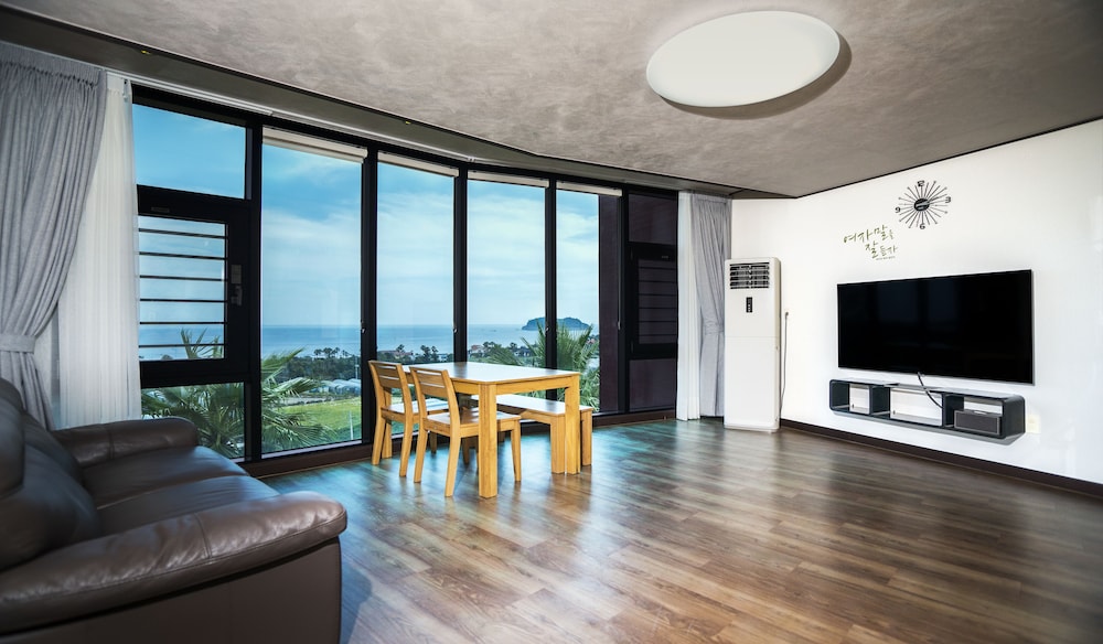 Grand Room, Kitchen, Ocean View (25 PY, Pets are allowed)