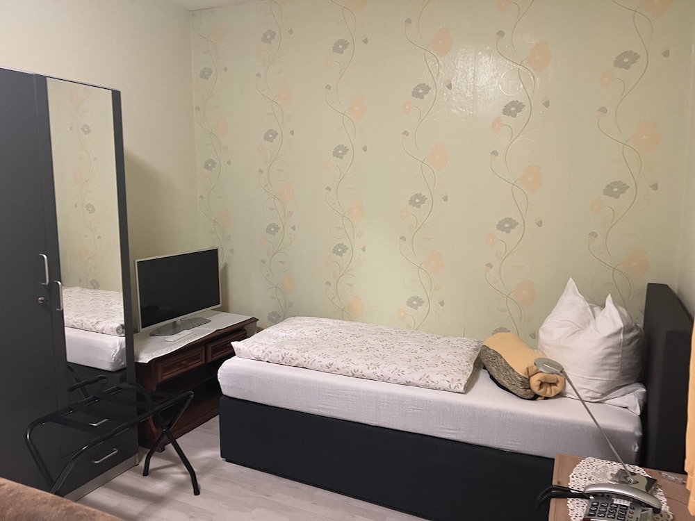 Basic Single Room, 1 Bedroom, Corner photo 2