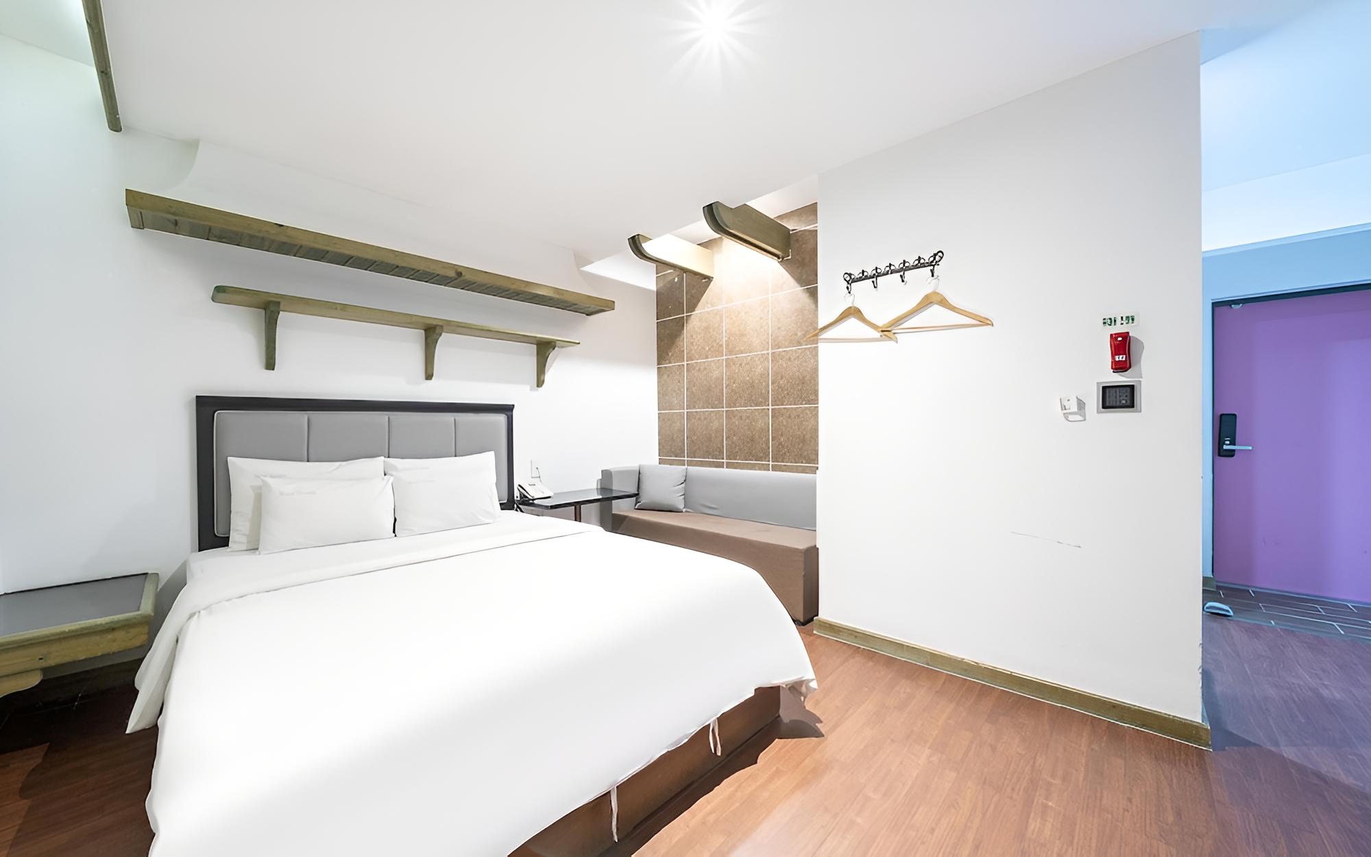 Room (Standard (65""Smart TV Netf) - Photo 5