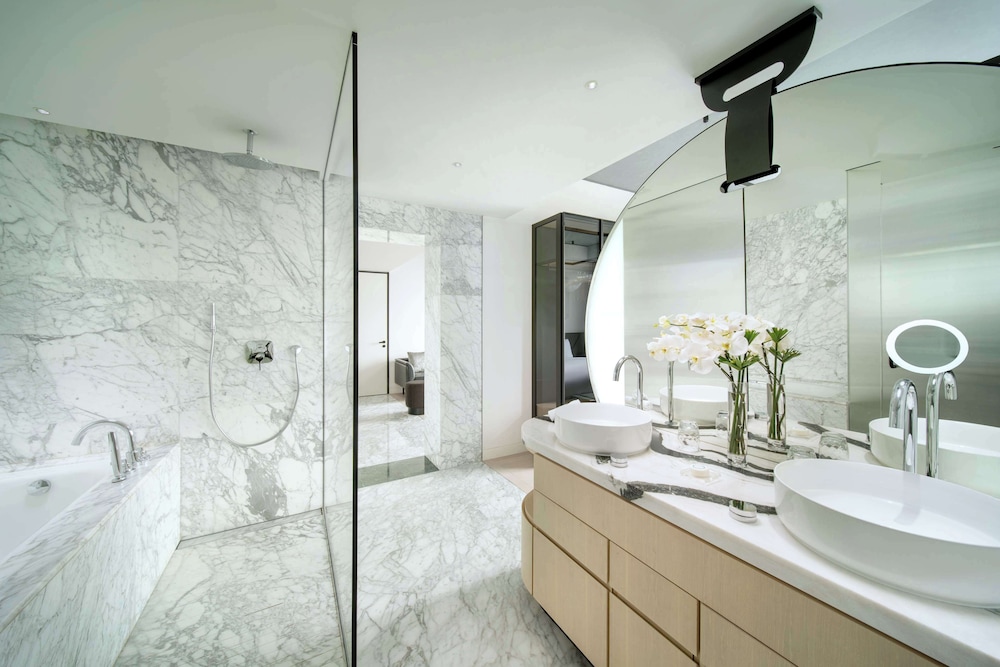 Executive Suite - Photo 11