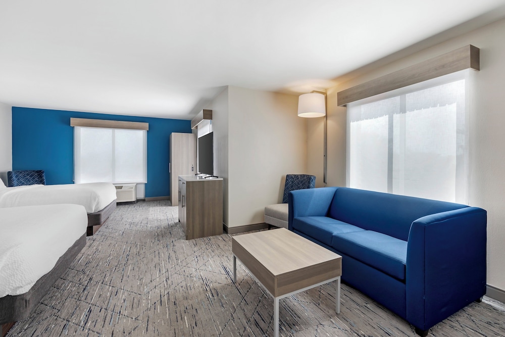 2 Queen Suite with Sofa Bed photo 1