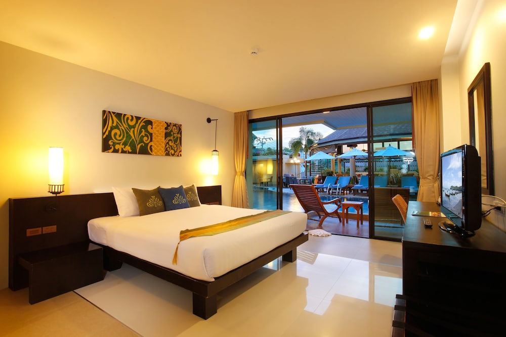 Deluxe Pool Access - Photo 2