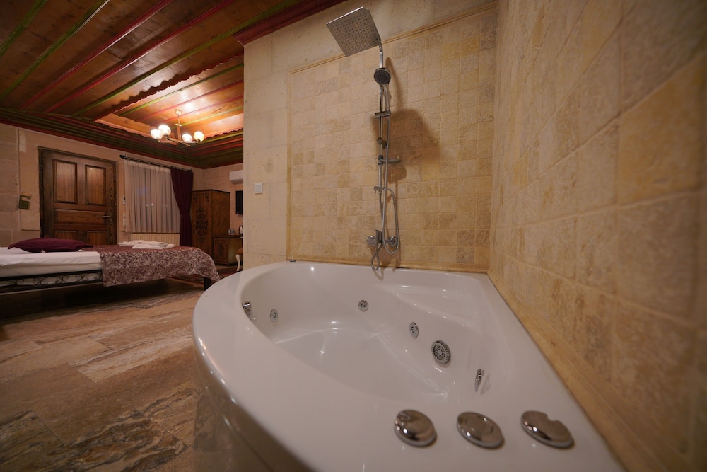 Deluxe Stone Room with Jacuzzi photo 2