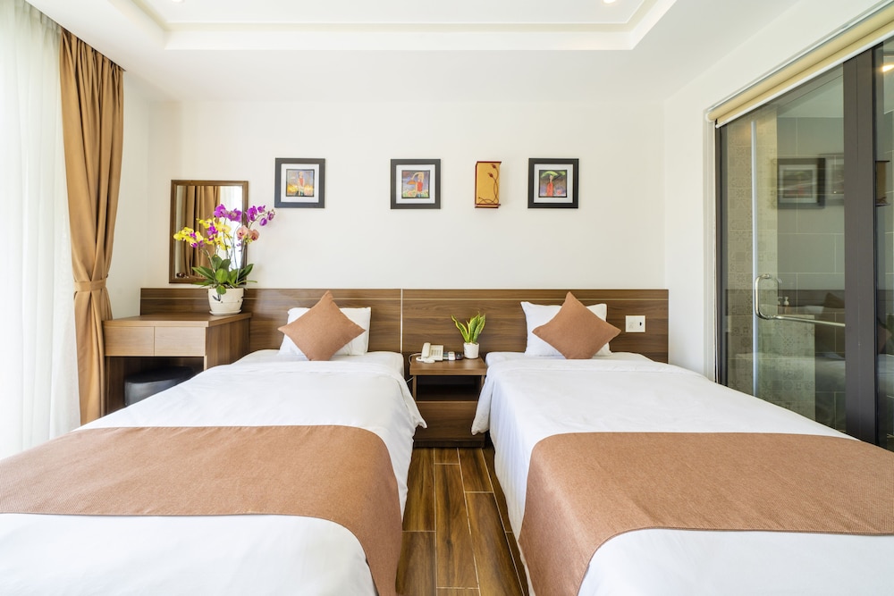 Deluxe Room, Balcony, City View - Photo 5