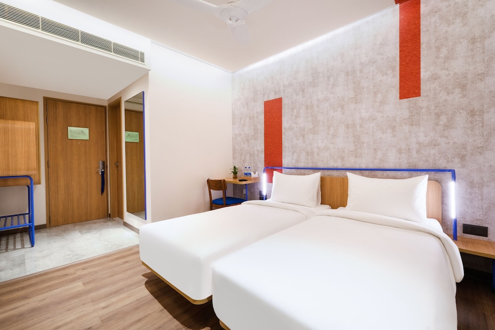 Suite, 1 Queen Bed, City View - Photo 2