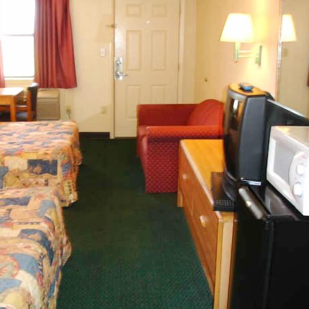 Two queen bed non smoking - Photo 2