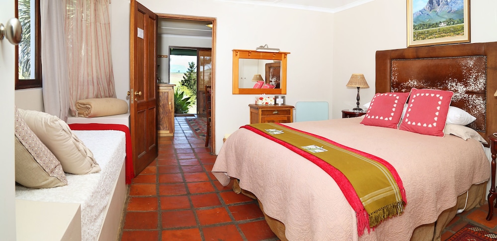 Luxury Cottage, 1 Bedroom, Mountain View (Small cottage: Guineau Fowl) photo 1