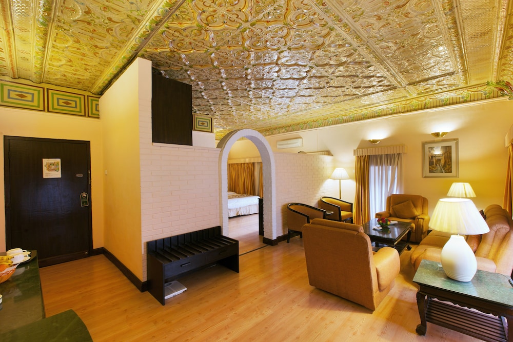 Suite - Photo 10