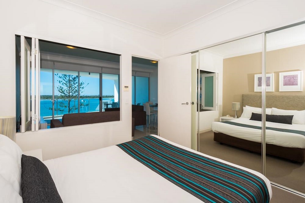 1 Bedroom + Study, Broadwater View