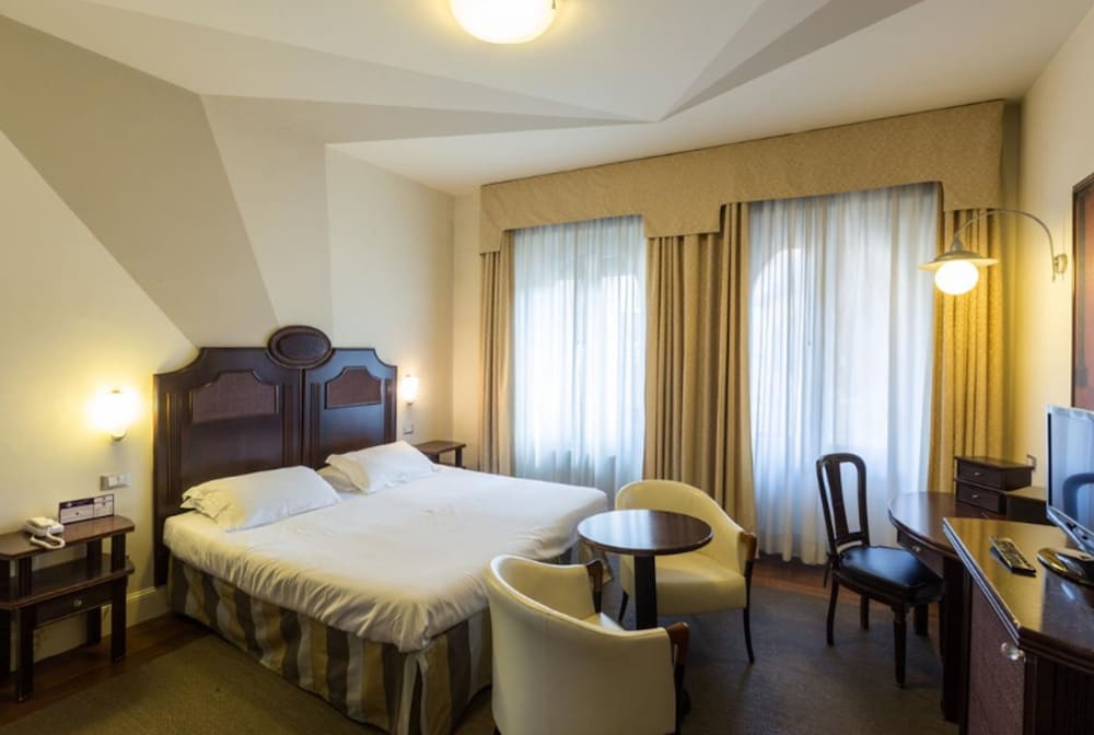Superior Double Room thumbnail 5