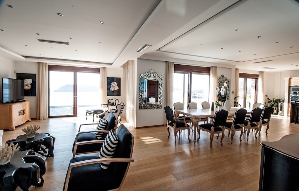 Luxury Villa, 5 Bedrooms, Bay View, Oceanfront
