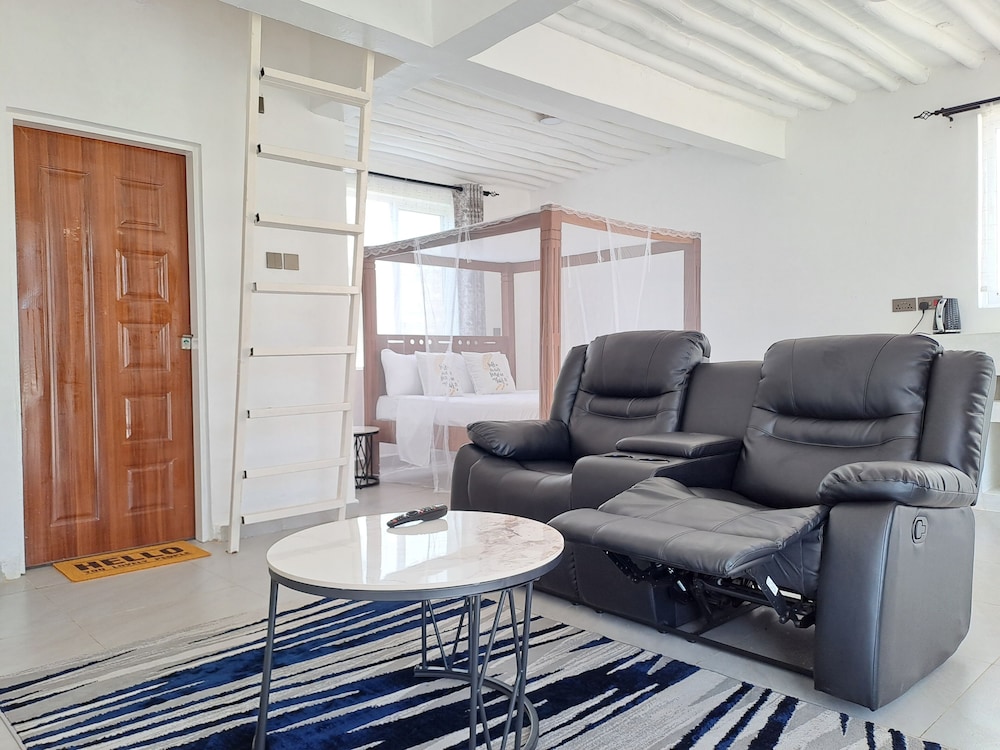 Executive Studio Suite, Kitchenette, Pool View photo 1