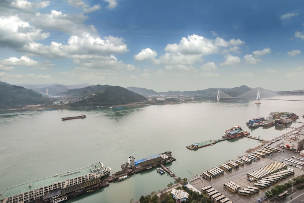 Standard Room, 1 King Bed (181 Degree Yangtze River View) - Photo 3