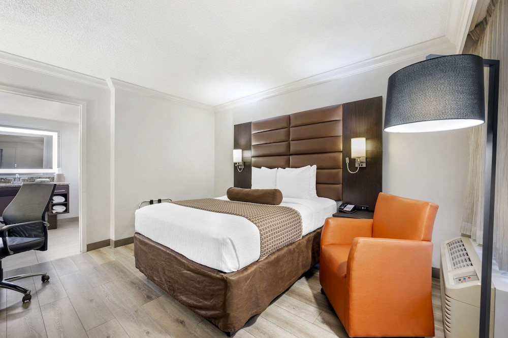 Standard Room, 1 Queen Bed, Non Smoking - Photo 6