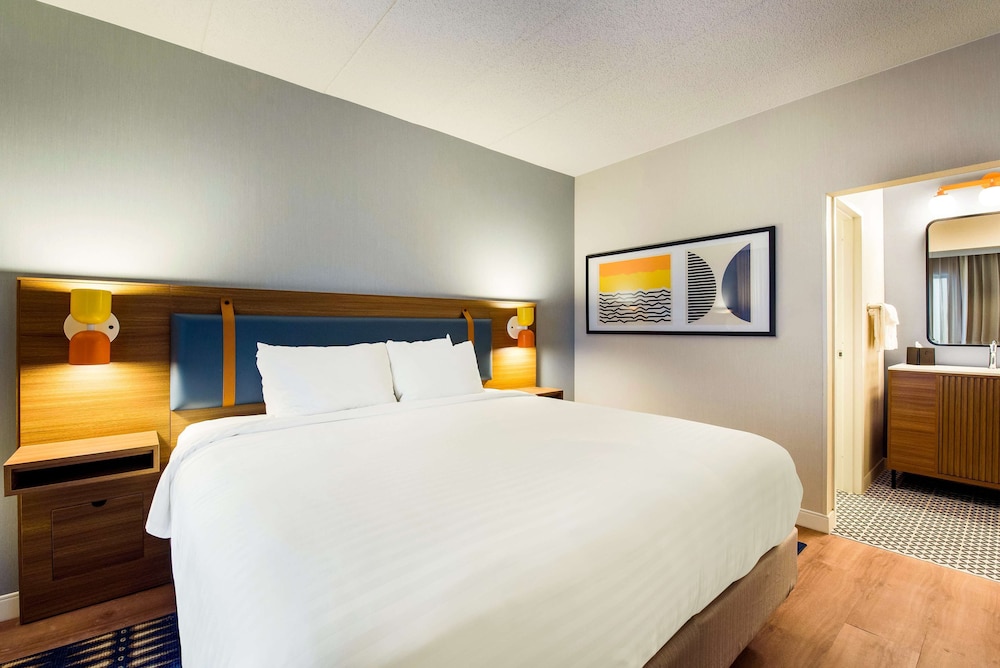 Suite, 1 King Bed with Sofa bed (One Bedroom) - Photo 4