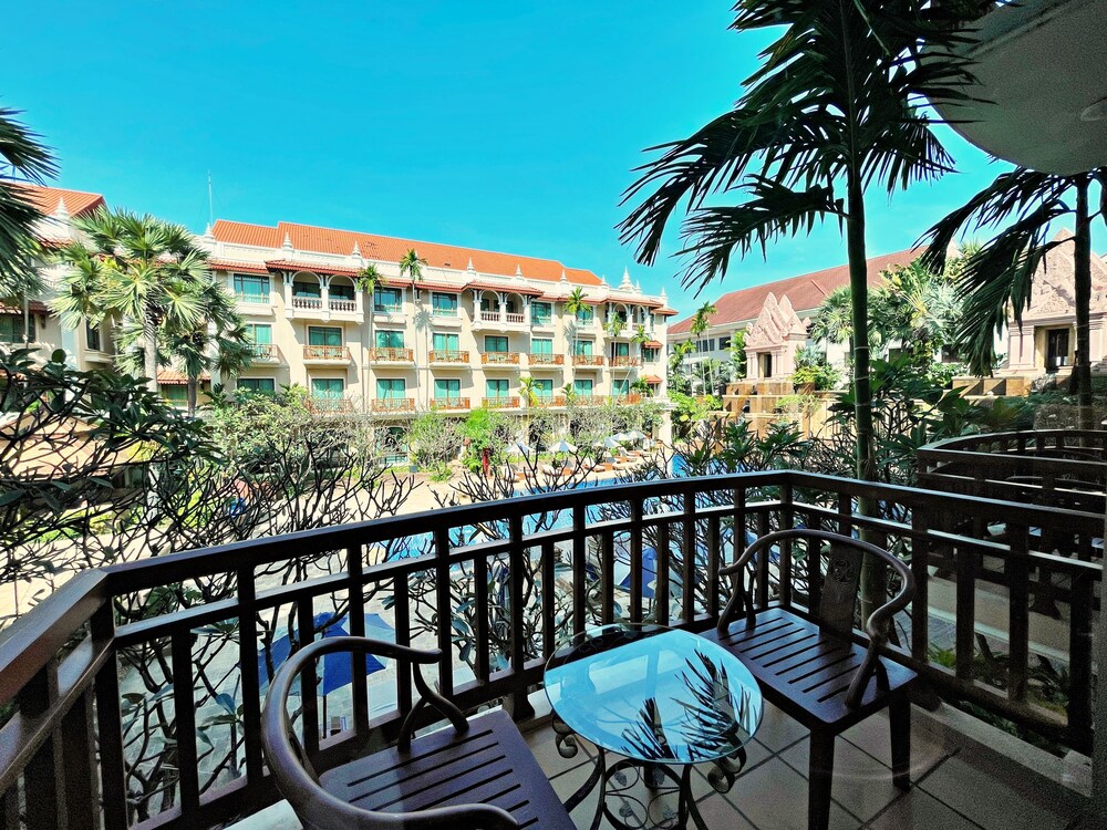 Deluxe Twin Pool View - Photo 9
