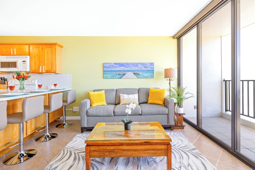 Premium Remodeled Condo with Ocean View and Parking: Premium Condo, 1 King Bed with Sofa bed, Balcony, Partial Ocean View (0136) photo