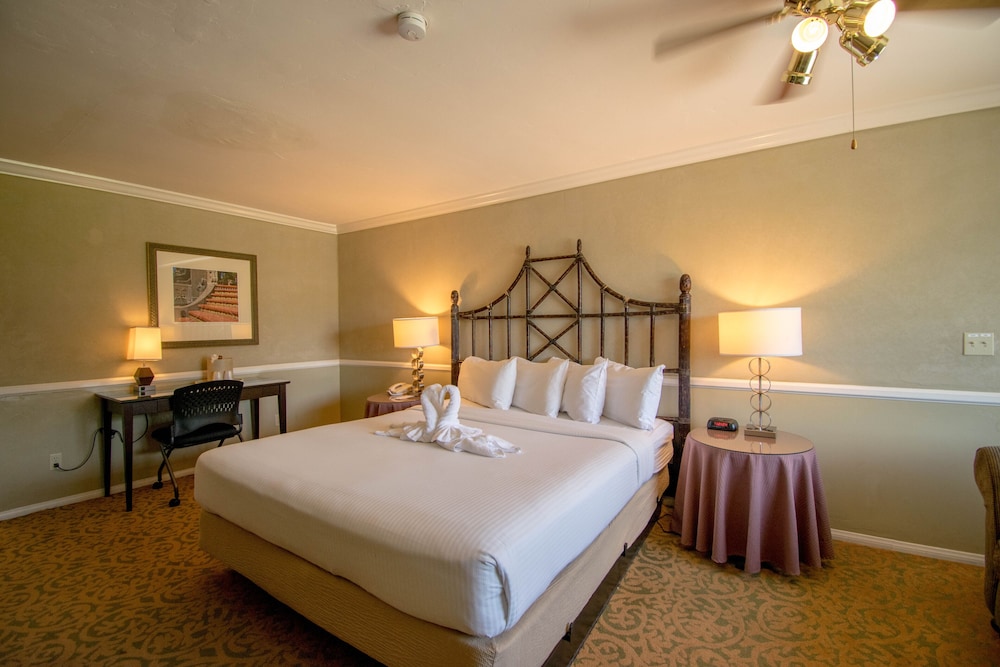 Deluxe Room, 1 King Bed, Partial Ocean View - Photo 3