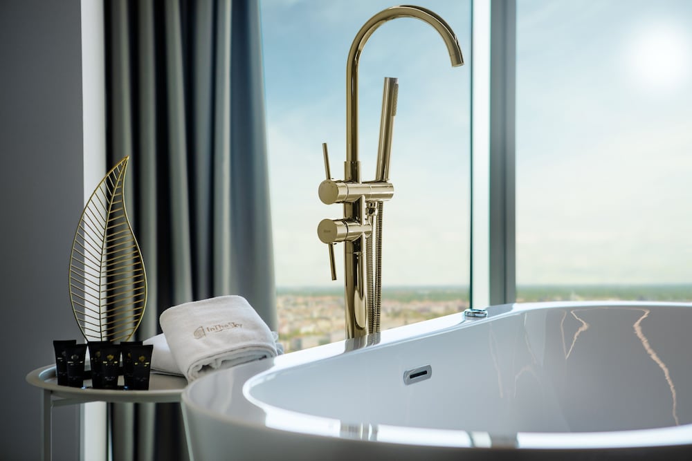 Deluxe Room with Bathtub photo 3