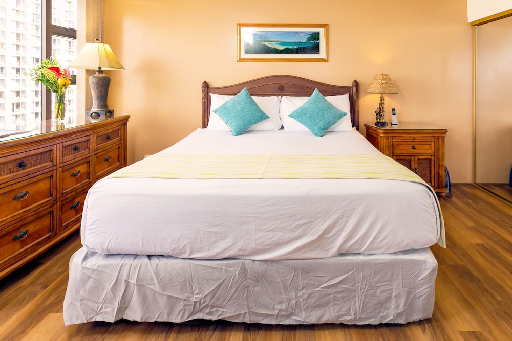 High Floor Ocean View Condo (King Bed and Parking): Suite, 1 Bedroom, Balcony, Ocean View (0025) photo