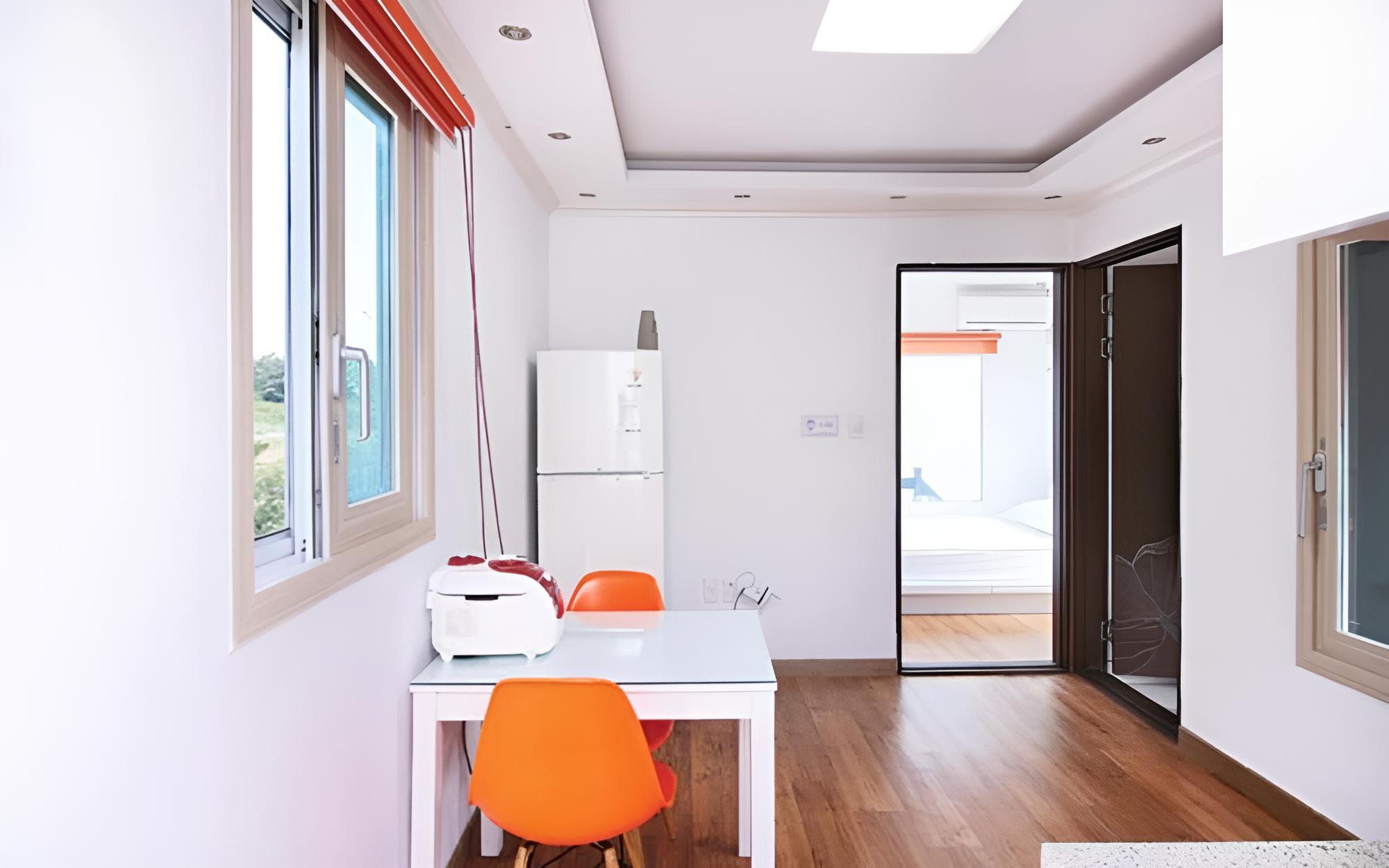 Room (Room 502 (2F))