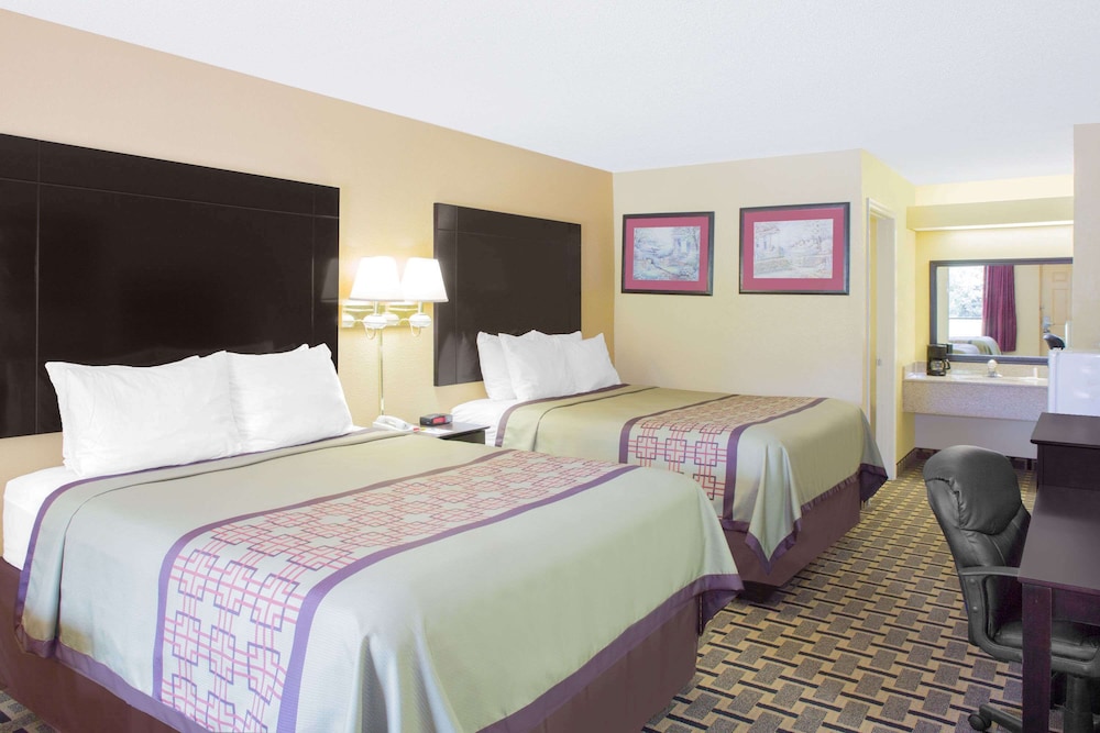 Room, 2 Queen Beds, Smoking - Photo 1