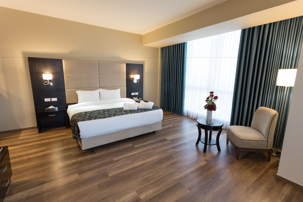 Deluxe Suite, 1 King Bed, City View