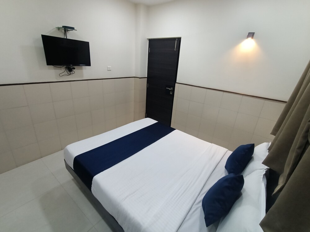 Deluxe Room - Photo 11