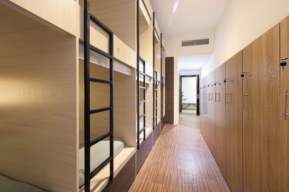 1 Bed in 10 Bed Mixed Dorm Ensuite photo 3