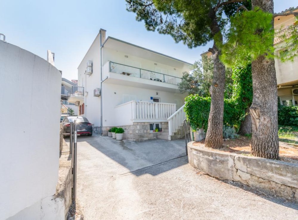 Apartment (Three Bedroom Apartment with Terrace)