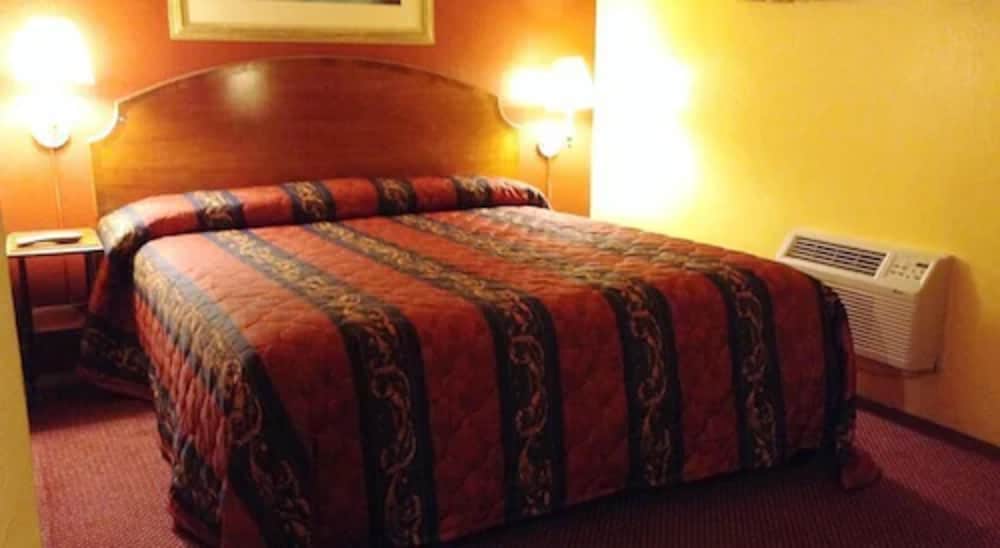 Deluxe Room, 1 King Bed photo 1