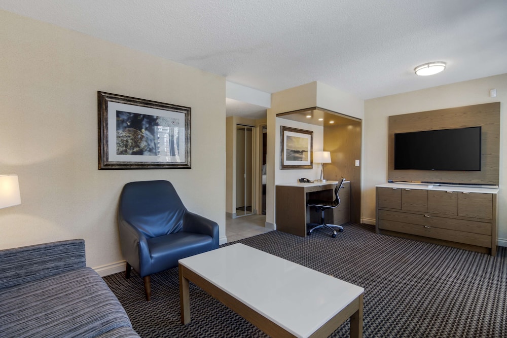 Suite, 1 King Bed, Non Smoking, Balcony (with Sofabed) - Photo 2