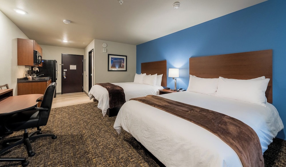 Room, 2 Queen Beds (Hearing Impaired with Recliner) photo 2