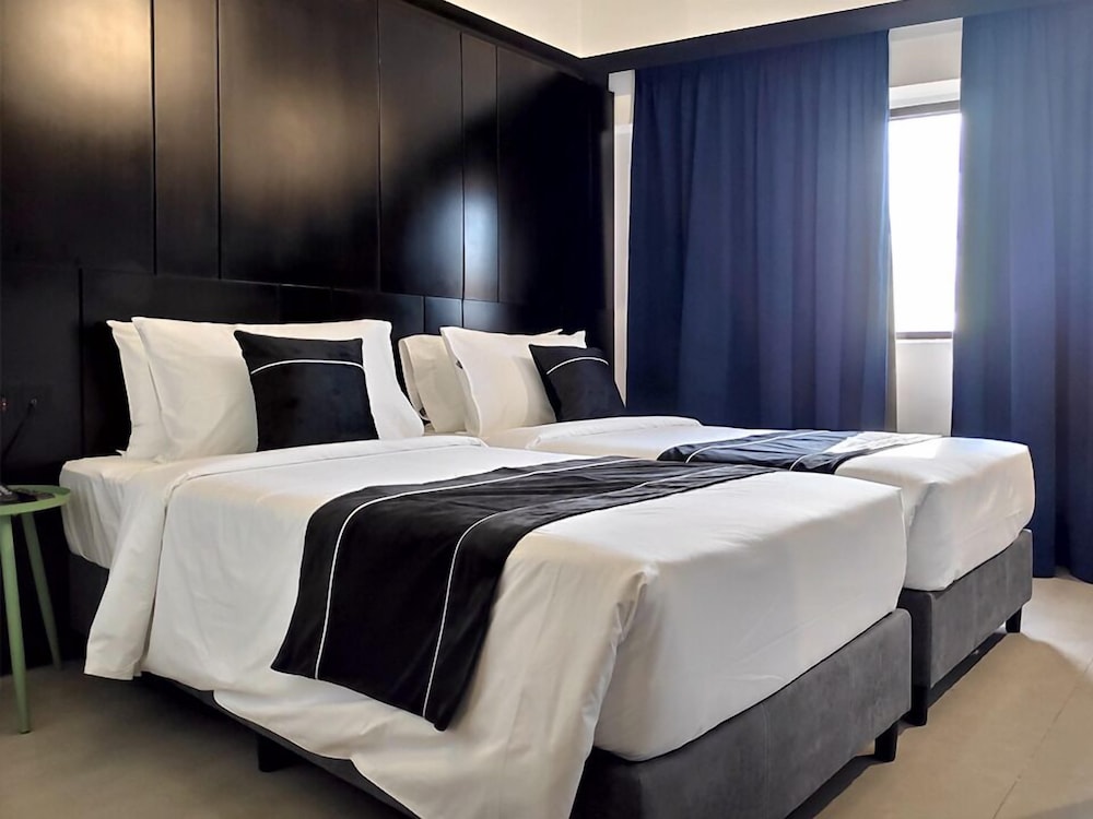 Amber Deluxe (1 Queen or 2 Single Beds) - Photo 2