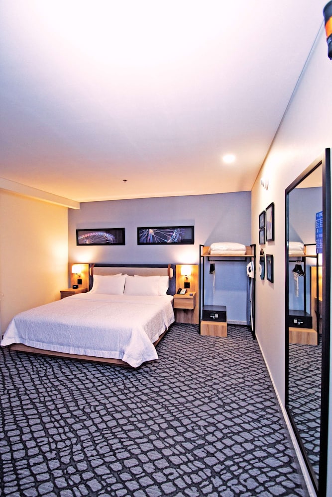 Business Room, 1 King Bed, Accessible - Photo 1