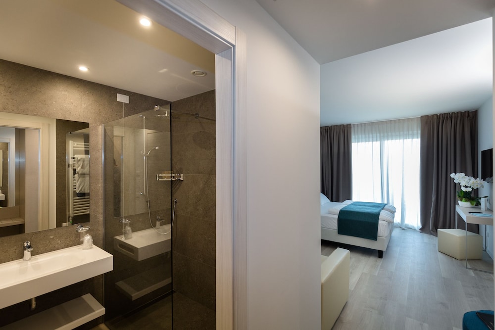 Superior Room, Partial Lake View photo 2