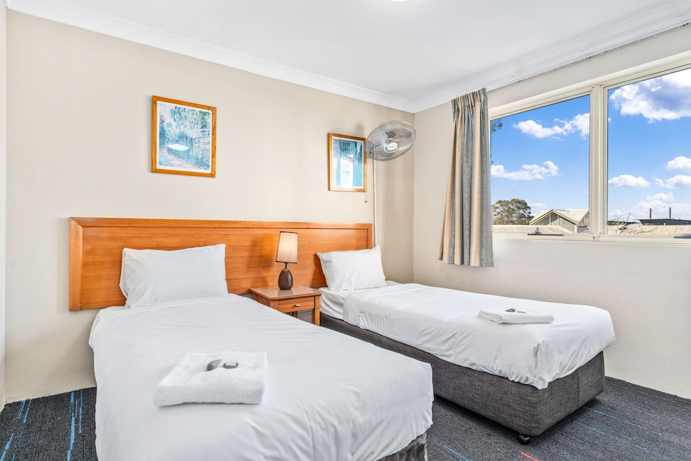 Executive 3 Bedroom Apartment - Limited Housekeeping photo 3